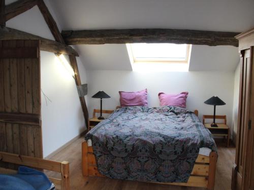 une chambre avec un lit avec des oreillers roses dans l'établissement Holiday Home Channay with Pool & Sauna, cleaning included, à Villiers-les-Moines