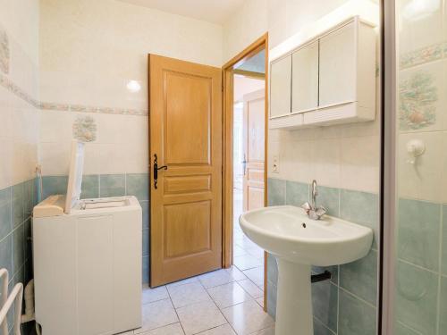 une salle de bain avec un lavabo et des toilettes et une porte dans l'établissement Holiday Home Saint-Nexans near Monbazillac, cleaning included, à Saint-Nexans