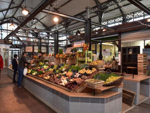 un marché avec un large éventail de fruits et légumes dans l'établissement Holiday Home Saint-Nexans near Monbazillac, cleaning included, à Saint-Nexans