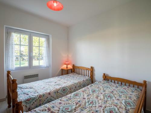 une chambre avec un lit et une fenêtre dans l'établissement Holiday Home Saint-Nexans near Monbazillac, cleaning included, à Saint-Nexans