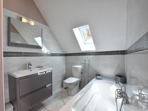 une salle de bain avec une baignoire, des toilettes et un lavabo dans l'établissement Mansion in Quinéville near Sandy Beach, cleaning included, à Quinéville