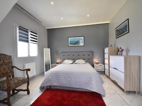 une chambre avec un lit, une chaise et des fenêtres dans l'établissement Mansion in Quinéville near Sandy Beach, cleaning included, à Quinéville