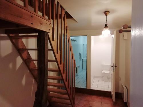 Un escalier mène à une salle de bains pourvue de toilettes. dans l'établissement Apartment in Quend near the Sea, cleaning included, à Quend-Plage