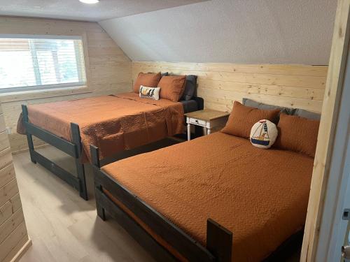 a bedroom with two beds and a couch at glacier creek apartment in Seward