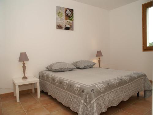 une chambre avec un lit avec deux oreillers dessus dans l'établissement Captivating Holiday Home in Les Vans with Pool, aux Vans