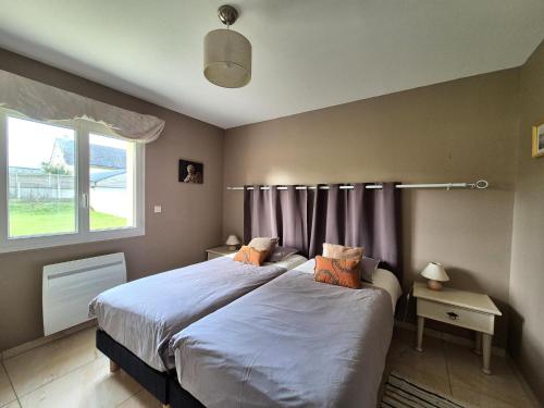 une chambre avec un grand lit et une fenêtre dans l'établissement Holiday Home in Denneville by the Sea, cleaning included, à Denneville
