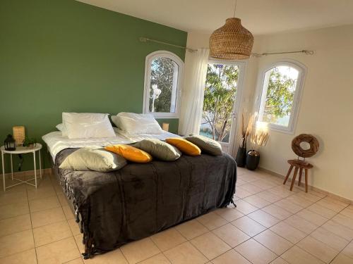 une chambre avec un lit avec des oreillers dessus dans l'établissement Holiday Home in Goudargues with Heated Pool, cleaning included, à Goudargues