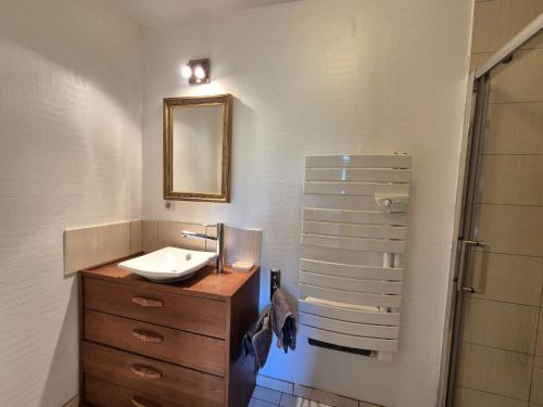 une salle de bain avec un lavabo et un miroir dans l'établissement Holiday Home in Denneville by the Sea, cleaning included, à Denneville