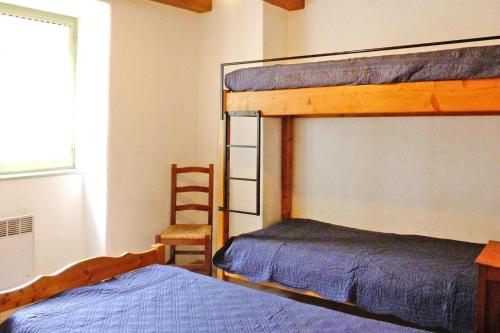 - une chambre avec 2 lits superposés et une chaise dans l'établissement Holiday Home in Chambonas for 5 Person, cleaning included, à Chambonas