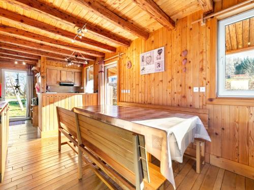 une salle à manger avec une table et deux bancs dans l'établissement Chalet in Harreberg with Garden Views, cleaning included, à Harreberg