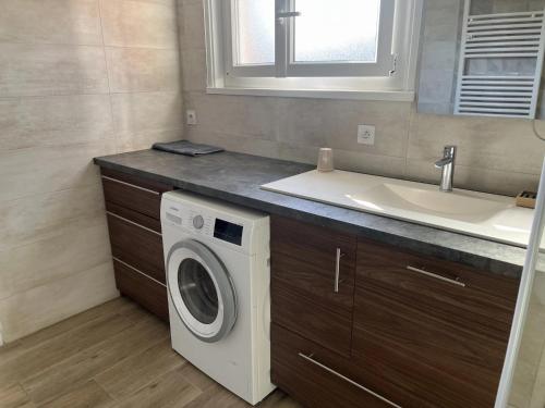 - une buanderie avec un évier et un lave-linge dans l'établissement Holiday Home Arcangues near Beaches, cleaning included, à Arcangues
