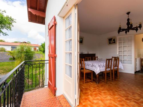 une pièce avec une table et des chaises sur un balcon dans l'établissement Holiday Home Arcangues near Beaches, cleaning included, à Arcangues
