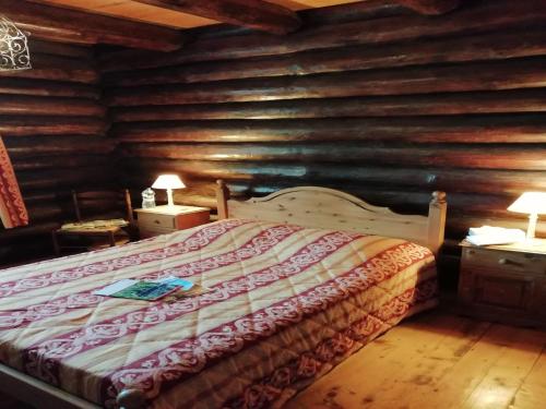 une chambre avec un lit dans une cabane en rondins dans l'établissement Chalet near Quend Beach with Pool, cleaning included, à Quend-Plage