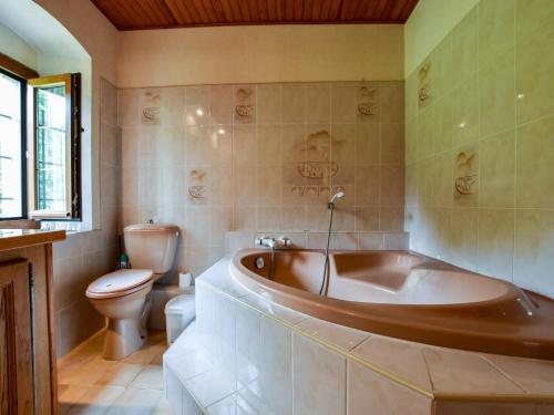 une salle de bain avec baignoire et toilettes dans l'établissement House near Gouffre de Padirac, France, cleaning included, à Padirac