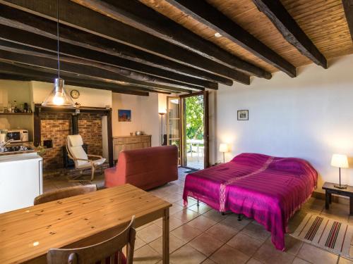 une chambre avec un lit et une table dans une pièce dans l'établissement Holiday Home in Dordogne near Nature Park, cleaning included, à Savignac-Lédrier
