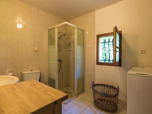 une salle de bain avec une douche, des toilettes et un lavabo dans l'établissement Holiday Home in Dordogne near Nature Park, cleaning included, à Savignac-Lédrier
