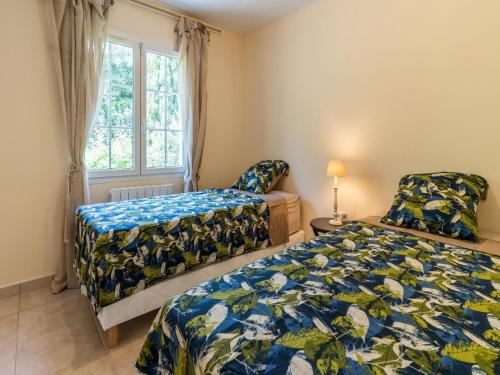 une chambre avec deux lits et une fenêtre dans l'établissement Villa in Limoux near Pyrenees Ski Slopes, cleaning included, à Limoux