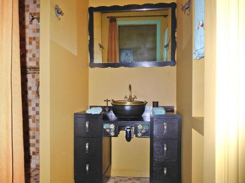 une salle de bain avec un lavabo et un miroir dans l'établissement Apartment in Normandy near Pebble Beach, cleaning included, à Fécamp