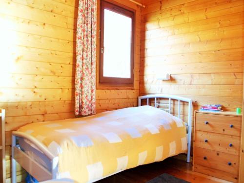 une petite chambre avec un lit et une fenêtre dans l'établissement Holiday Home in Auvergne near Lake, cleaning included, à Beaulieu