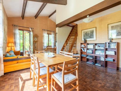 une salle à manger avec une table et des chaises en bois dans l'établissement Villa in France with Vineyards and Nature Views, cleaning included, à Puisserguier