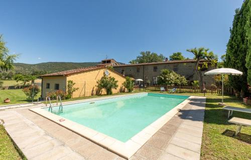 ein Swimmingpool im Hof eines Hauses in der Unterkunft Pet Friendly Home In Cortona With Wifi in Cortona
