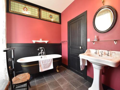 une salle de bain avec une baignoire et un lavabo dans l'établissement Manor in Normandy with Spa and Pool, cleaning included, à Lantheuil