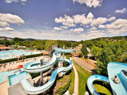 un parc aquatique avec un toboggan et une piscine dans l'établissement Bungalow near Dordogne with Pool and BBQ, cleaning included, à Nadaillac-de-Rouge
