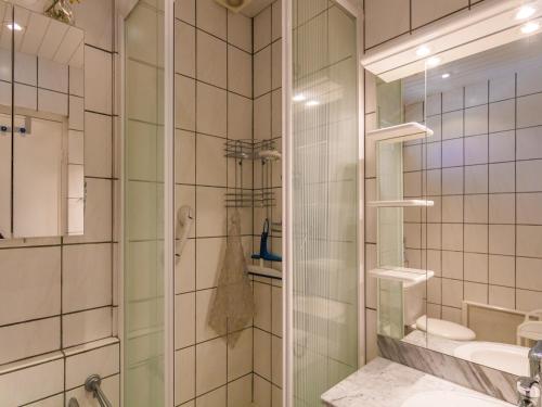 une salle de bain avec douche et lavabo dans l'établissement Bungalow near Dordogne with Pool and BBQ, cleaning included, à Nadaillac-de-Rouge