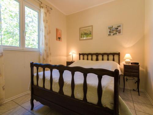 une chambre avec un lit et une fenêtre dans l'établissement Bungalow near Dordogne with Pool and BBQ, cleaning included, à Nadaillac-de-Rouge