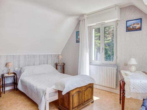 une chambre avec un lit et une fenêtre dans l'établissement Holiday Home Pénestin near Beach, cleaning included, à Pénestin