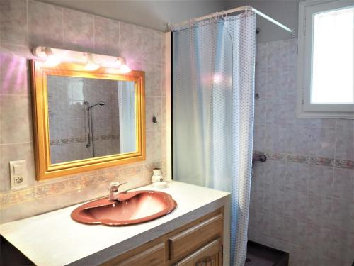 La salle de bains est pourvue d'un lavabo rouge et d'une douche. dans l'établissement Ménerbes Home with Private Pool, cleaning included, à Ménerbes