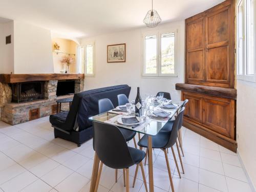 une salle à manger avec une table et des chaises dans l'établissement Holiday Home near Minerve with Terrace, cleaning included, à Minerve