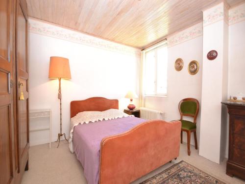 une chambre avec un lit, une chaise et une fenêtre dans l'établissement Holiday Home in Alixan with Pool & Vercors Views, cleaning included, à Alixan