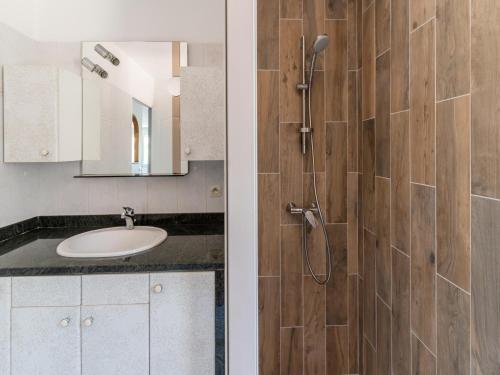une salle de bain avec un lavabo et une douche dans l'établissement Holiday Home near Minerve with Terrace, cleaning included, à Minerve