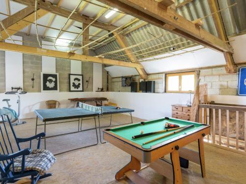 une salle avec un billard et deux tables de ping-pong dans l'établissement Holiday Home Normandy near the Sea, cleaning included, à Gouvets