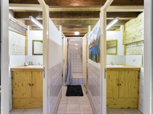 une salle de bain avec deux lavabos et une douche dans l'établissement Holiday Home Normandy near the Sea, cleaning included, à Gouvets