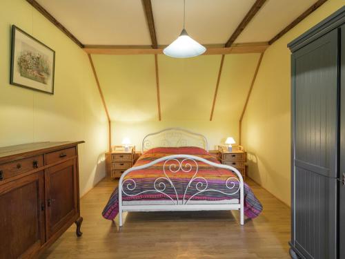 une chambre avec un lit et une commode dans l'établissement Holiday Home Normandy near the Sea, cleaning included, à Gouvets