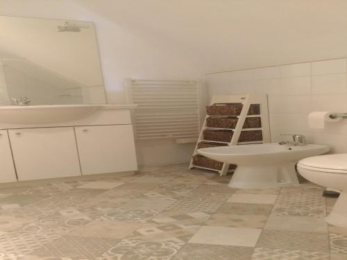 une salle de bain blanche avec un lavabo et des toilettes dans l'établissement Holiday Home in Auriac with Private Pool, cleaning included, à Auriac