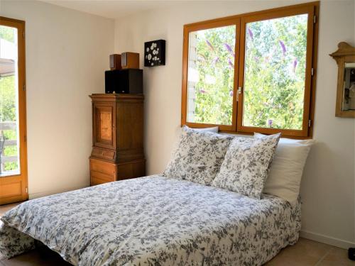 une chambre avec un lit et deux fenêtres dans l'établissement Holiday Home in Auriac with Private Pool, cleaning included, à Auriac