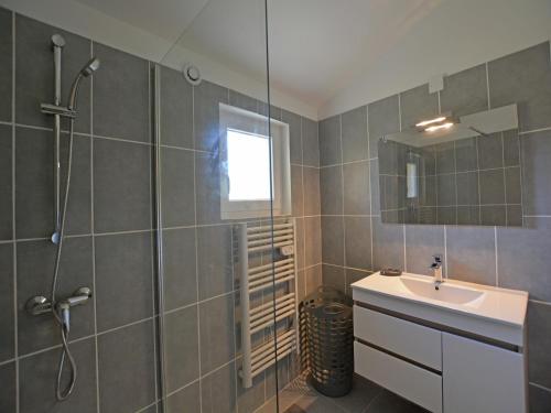 une salle de bain avec une douche, un lavabo et un miroir dans l'établissement Villa in St Laurent with Pool & Views, cleaning included, à Saint-Michel-d'Euzet