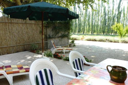 Country house with private terrace, Beaucaire, cleaning included