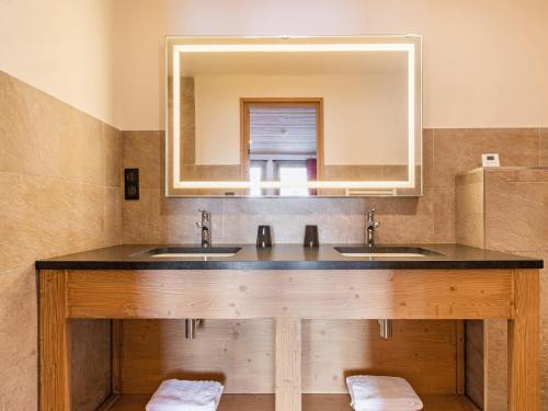ein Badezimmer mit zwei Waschbecken und einem großen Spiegel in der Unterkunft Alpine Chalet with Spa and pets, cleaning included in Champagny-en-Vanoise