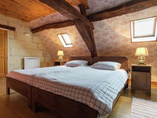 une chambre avec un lit dans une pièce avec des plafonds en bois dans l'établissement Cottage in Montrichard near Castles, cleaning included, à Montrichard