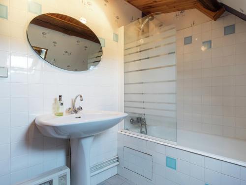 une salle de bain blanche avec un lavabo et un miroir dans l'établissement Cottage in Montrichard near Castles, cleaning included, à Montrichard