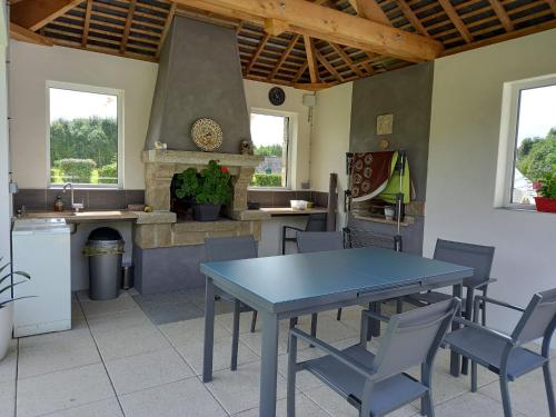 - une table et des chaises dans la cuisine équipée d'une cuisinière dans l'établissement Holiday Home in Epiniac near Mont-St-Michel, cleaning included, à Epiniac