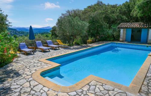 une piscine avec deux chaises et une table dans l'établissement Stunning Home In Lorgues With Wifi, à Lorgues