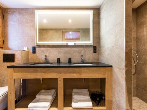 une salle de bain avec deux lavabos et un miroir dans l'établissement Vanoise Chalet in Prime Location, cleaning included, à Champagny-en-Vanoise