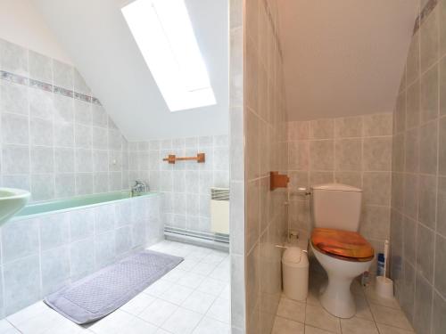 une salle de bain avec toilettes et baignoire dans l'établissement Holiday Home in Faverolles with Heated Pool, cleaning included, à Les Pégués