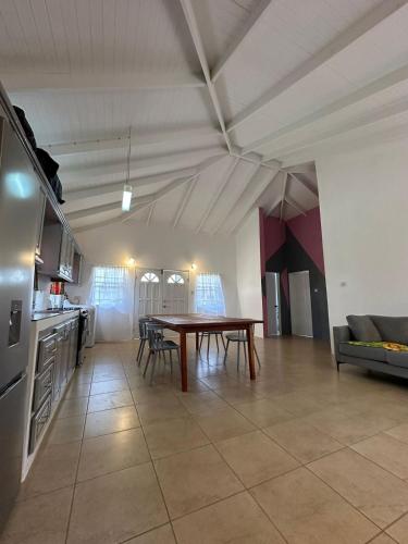cocina y comedor con mesa en una habitación en House Case en Bas Gros Islet, en Gros Islet