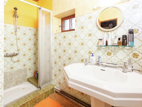 une salle de bain avec un lavabo et une douche dans l'établissement Holiday Home in Puy-l'Evêque with Pool, cleaning included, à Puy-lʼÉvêque